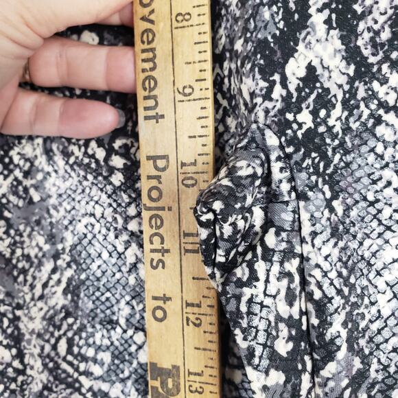 Spanx Women's L Faux Leather Shine Snakeskin Leggings Gray Animal Print New - Picture 5 of 12